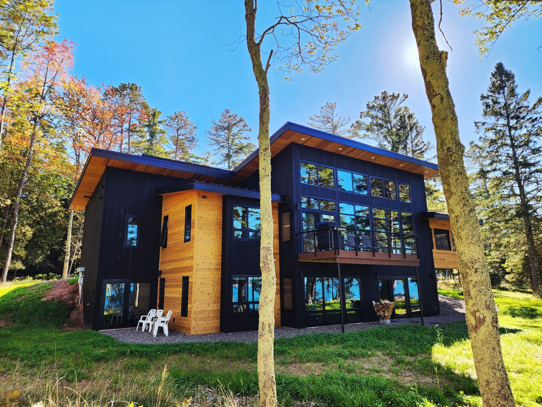 Modern lakeside luxury home built by Dahl Construction